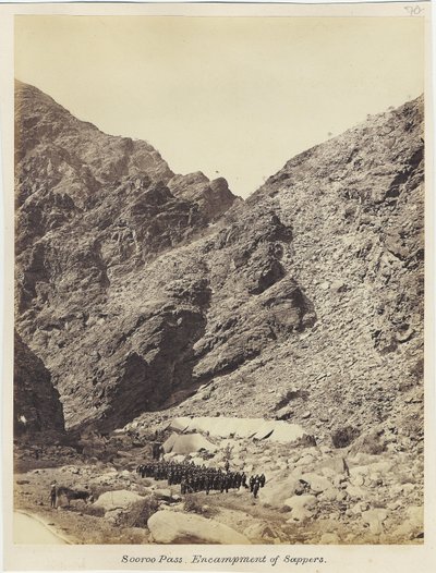 Soroo Pass, kampement van Sappers, door Royal Engineers Photographic Unit onder Sergeant John Harold, 1868 door English Photographer